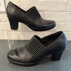 Clarks sz 7.5 black leather ruffle vamp heeled loafers